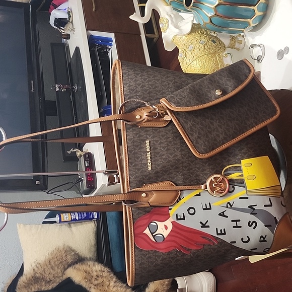 Micheal Kors Eva Leather Tote W/Pouch EUC - Picture 6 of 16